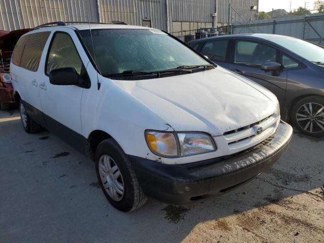 TOYOTA SIENNA CE 2000 with VIN 4T3ZF19C8YU243331 - Photo from auction