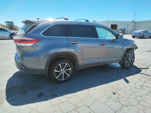 Photo 4 from auction – 2018 TOYOTA HIGHLANDER with VIN 5TDJZRFH3JS819160