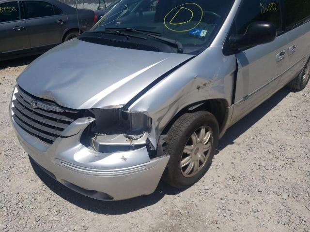 Photo 9 from auction – 2005 CHRYSLER TOWN & COU with VIN 2C4GP54LX5R124284