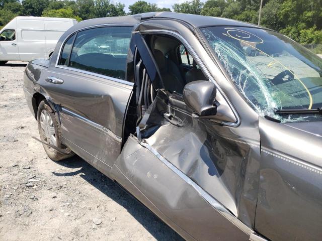 Photo 9 from auction – 2004 LINCOLN TOWN CAR U with VIN 1LNHM83W14Y658404