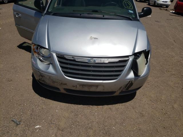 Photo 9 from auction – 2005 CHRYSLER TOWN & COU with VIN 2C4GP54L95R390749