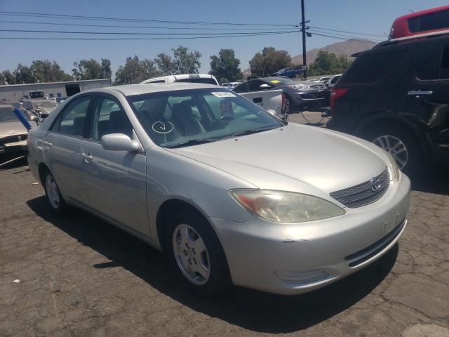TOYOTA CAMRY LE 2002 مع رقم تعريف المركبة 4T1BF32K12U034656 - صورة من المزاد