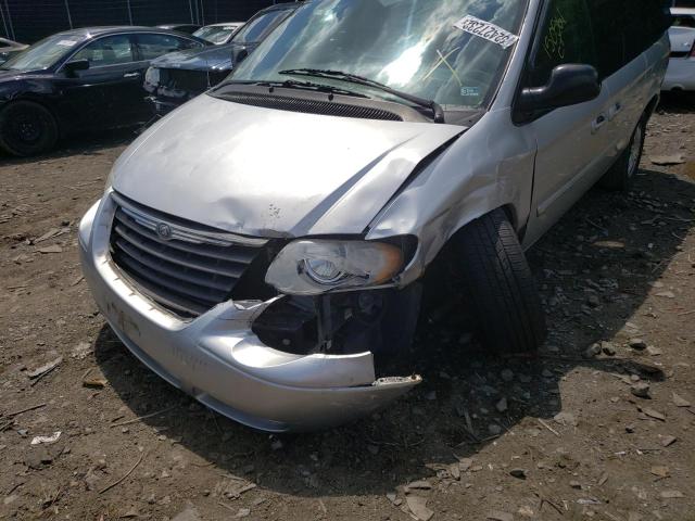 Photo 9 from auction – 2005 CHRYSLER TOWN & COU with VIN 2C4GP54L85R241510