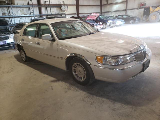 LINCOLN TOWN CAR C 2000 with VIN 1LNHM83W2YY881525 - Photo from auction