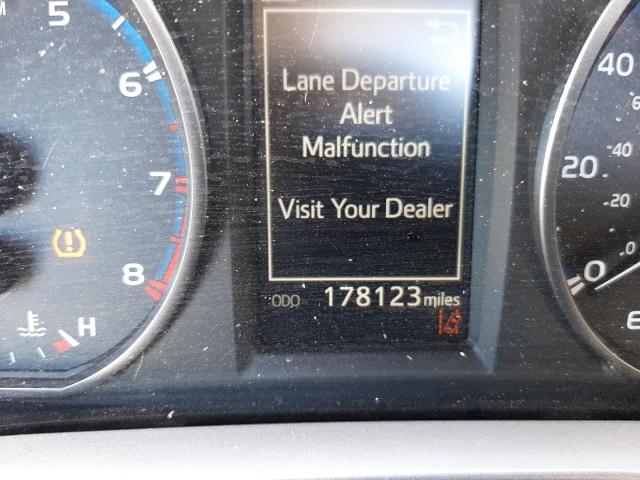 Photo 8 from auction – 2017 TOYOTA RAV4 XLE with VIN JTMWFREV0HJ138614