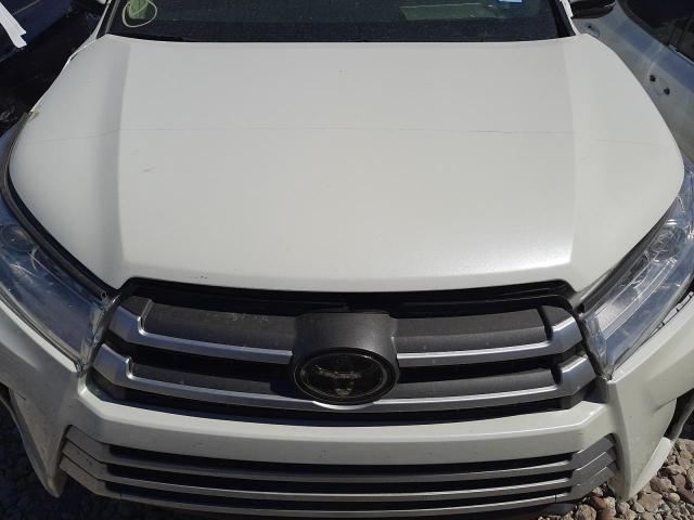 Photo 7 from auction – 2018 TOYOTA HIGHLANDER with VIN 5TDKZRFH0JS547221