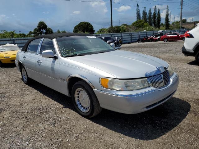 LINCOLN TOWN CAR E 2000 with VIN 1LNHM81W6YY856677 - Photo from auction