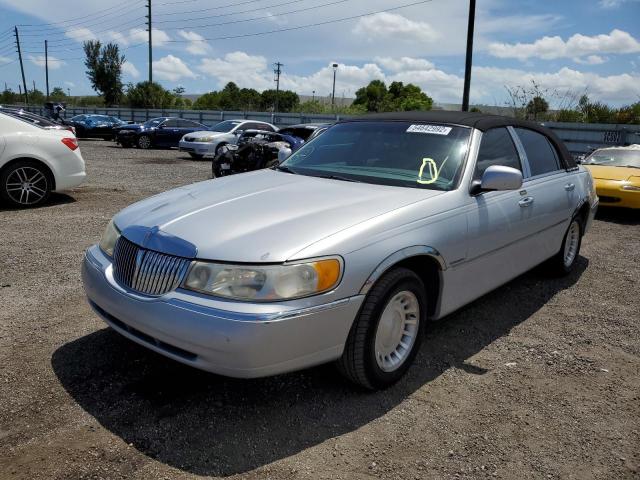 Photo 2 from auction – 2000 LINCOLN TOWN CAR E with VIN 1LNHM81W6YY856677