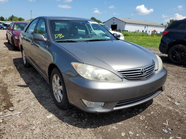 TOYOTA CAMRY LE 2005 with VIN 4T1BF30K75U613982 - Photo from auction