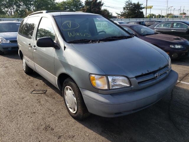 TOYOTA SIENNA LE 2000 with VIN 4T3ZF13C9YU240379 - Photo from auction