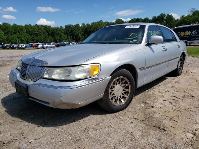 Photo 2 from auction – 2000 LINCOLN TOWN CAR S with VIN 1LNHM82W2YY847005