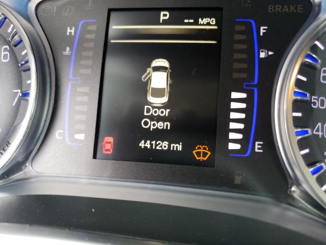 Foto 8 de la subasta – 2017 CHRYSLER 200 LIMITE con VIN 1C3CCCAB3HN512070