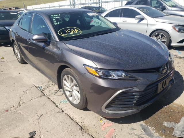 TOYOTA CAMRY LE 2022 with VIN 4T1C11BK7NU057290 - Photo from auction