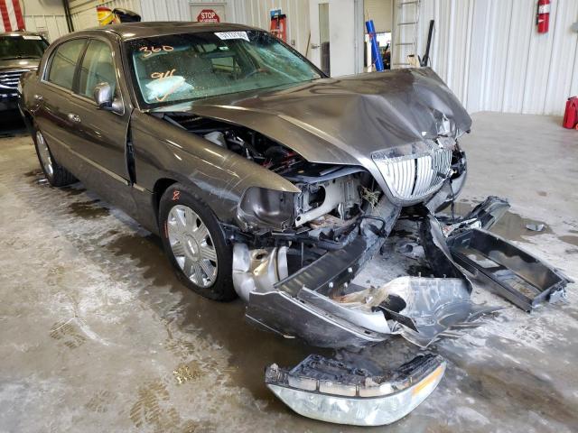LINCOLN TOWN CAR U 2004 with VIN 1LNHM83W54Y639743 - Photo from auction