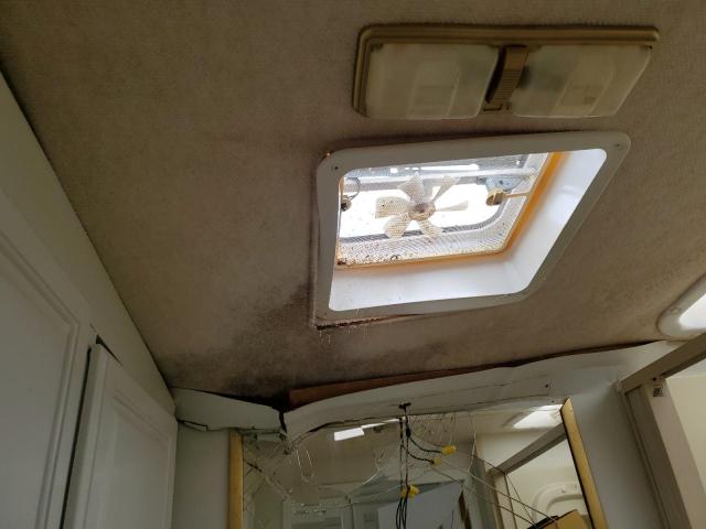 Photo 9 from auction – 1999 WINNEBAGO ADVENTURER with VIN 3FCNF53S8XJA07379