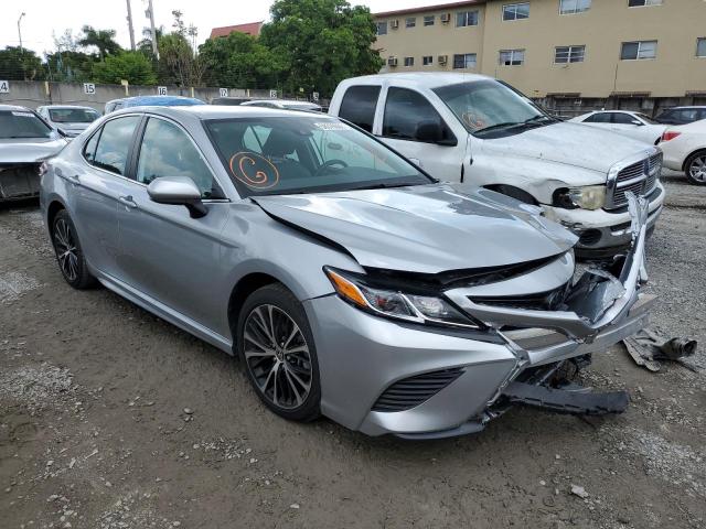 TOYOTA CAMRY SE 2020 with VIN 4T1G11AK2LU957045 - Photo from auction