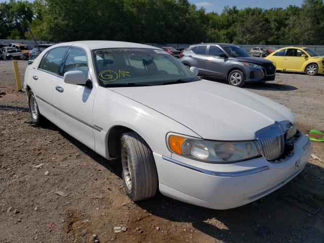LINCOLN TOWN CAR E 1999 with VIN 1LNHM81W2XY632952 - Photo from auction