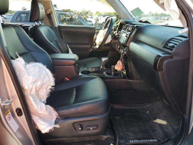 Photo 5 from auction – 2018 TOYOTA 4RUNNER SR with VIN JTEBU5JR6J5556403
