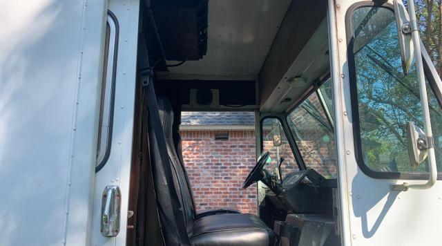 Photo 5 from auction – 2000 WORKHORSE CUSTOM CHASSIS STEP VAN P with VIN 5T4KP31R6Y3323264