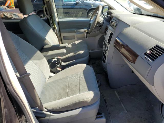 Photo 5 from auction – 2010 CHRYSLER TOWN & COU with VIN 2A4RR2D18AR405021