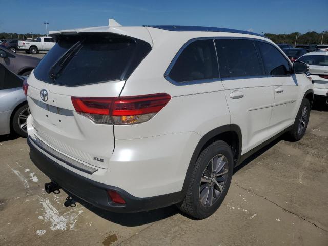 Photo 4 from auction – 2019 TOYOTA HIGHLANDER with VIN 5TDKZRFH4KS332863
