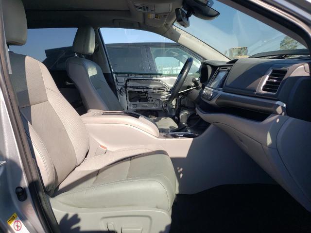 Photo 5 from auction – 2017 TOYOTA HIGHLANDER with VIN 5TDDZRFHXHS401864