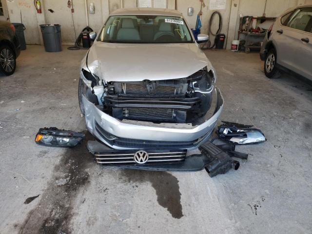 Photo 9 from auction – 2014 VOLKSWAGEN PASSAT S with VIN 1VWAS7A38EC117974