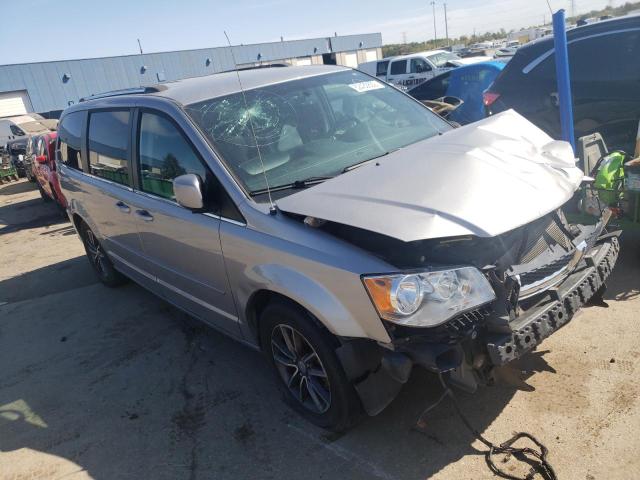 DODGE GRAND CARA 2017 z numerem VIN 2C4RDGCG0HR557327 - Zdjęcie z aukcji