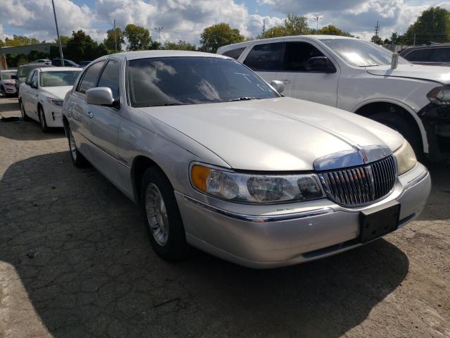 LINCOLN TOWN CAR E 1999 with VIN 1LNHM81W3XY685336 - Photo from auction