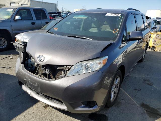 Foto 2 de la subasta – 2013 TOYOTA SIENNA LE con VIN 5TDKK3DC8DS313891