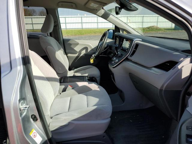 Photo 5 from auction – 2018 TOYOTA SIENNA LE with VIN 5TDKZ3DC5JS949921