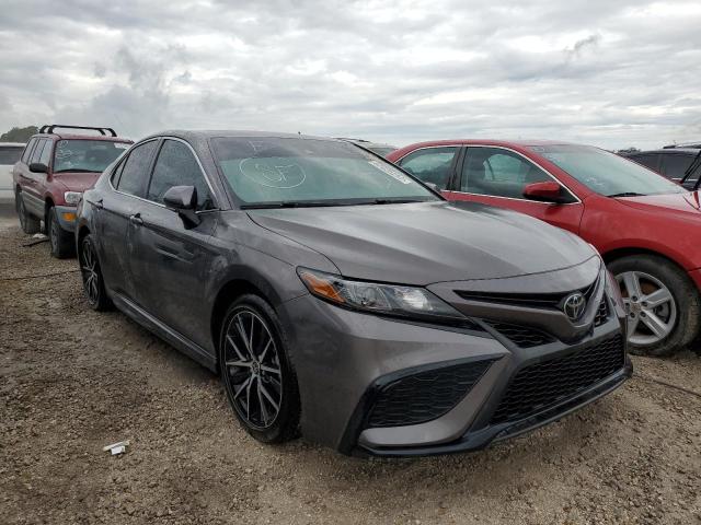 TOYOTA CAMRY SE 2021 with VIN 4T1G11AK5MU589302 - Photo from auction