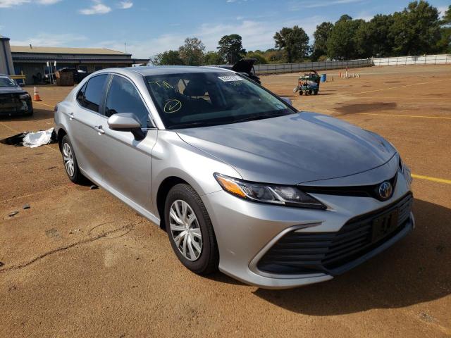 TOYOTA CAMRY LE 2022 with VIN 4T1C31AK2NU585329 - Photo from auction