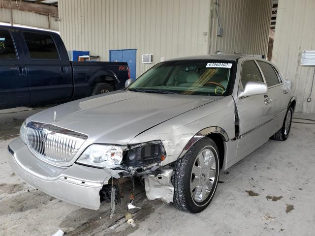 Photo 2 from auction – 2004 LINCOLN TOWN CAR U with VIN 1LNHM83W84Y682991