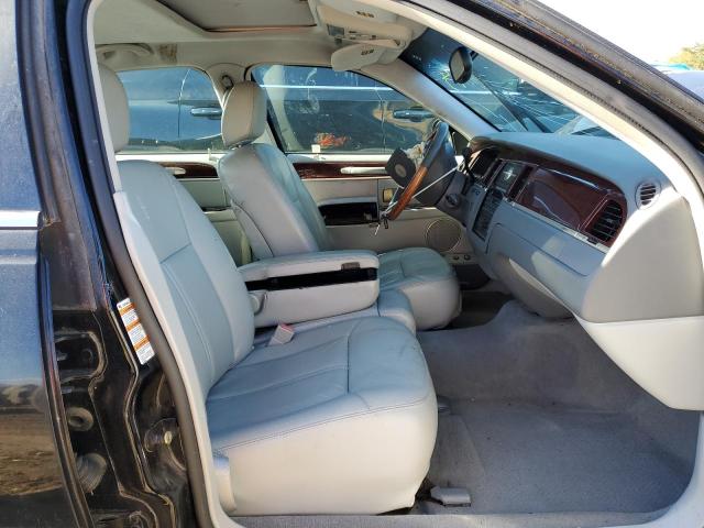Photo 5 from auction – 2004 LINCOLN TOWN CAR U with VIN 1LNHM83W24Y627677