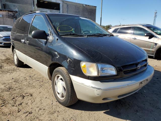 TOYOTA SIENNA LE 2000 with VIN 4T3ZF13C5YU229797 - Photo from auction