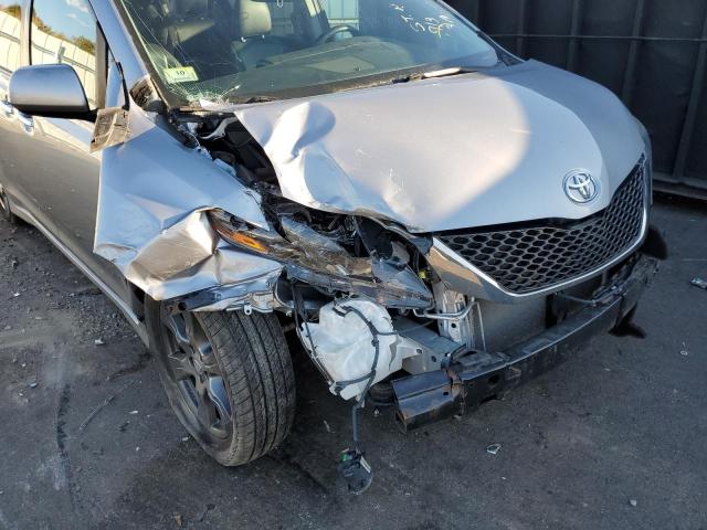 Photo 9 from auction – 2017 TOYOTA SIENNA SE with VIN 5TDXZ3DC2HS789738