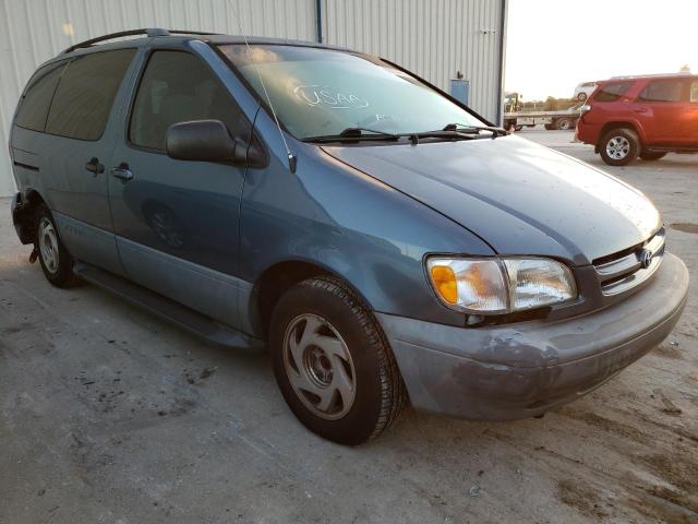 TOYOTA SIENNA LE 2000 with VIN 4T3ZF13C8YU296328 - Photo from auction