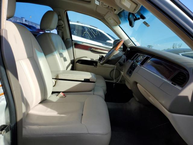 Photo 5 from auction – 2004 LINCOLN TOWN CAR U with VIN 1LNHM83W44Y638082