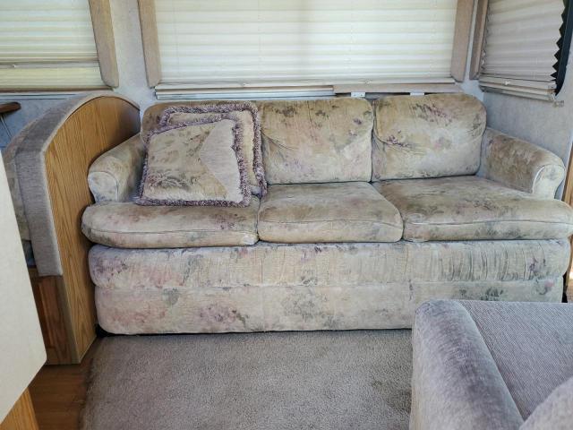 Photo 6 from auction – 2000 WINNEBAGO ADVENTURER with VIN 5B4LP37JXY3320709