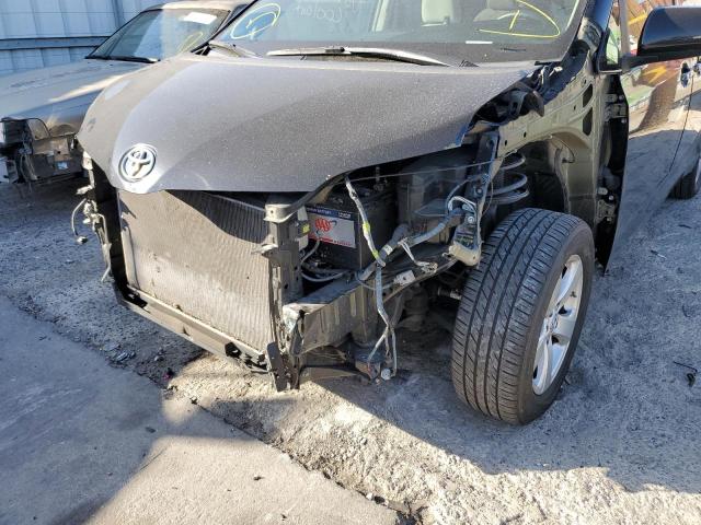 Photo 9 from auction – 2017 TOYOTA SIENNA LE with VIN 5TDKZ3DC1HS854850