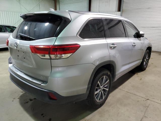 Photo 4 from auction – 2018 TOYOTA HIGHLANDER with VIN 5TDKZRFH5JS537011