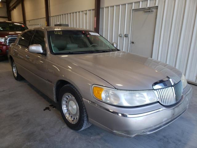 LINCOLN TOWN CAR E 2000 مع رقم تعريف المركبة 1LNHM81W4YY805632 - صورة من المزاد