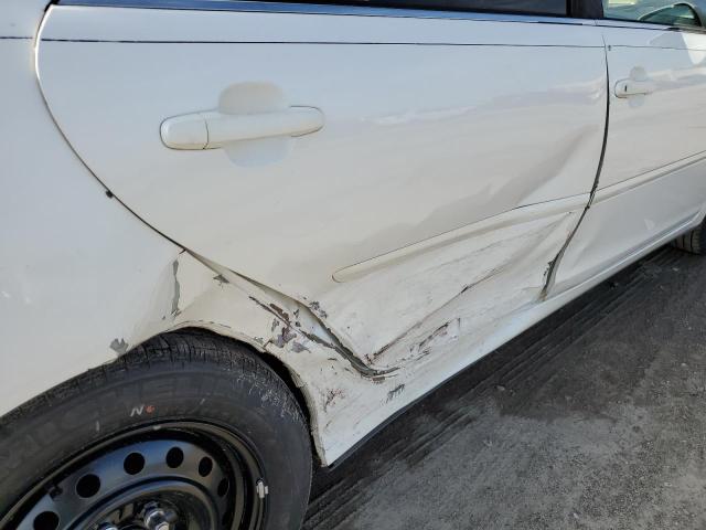 Photo 9 from auction – 2004 TOYOTA CAMRY LE with VIN JTDBE32K440270235