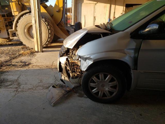 Photo 9 from auction – 2005 CHRYSLER TOWN & COU with VIN 2C8GP54L05R172780