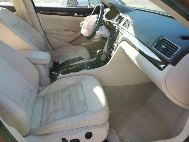 Photo 5 from auction – 2015 VOLKSWAGEN PASSAT SEL with VIN 1VWCM7A36FC006831