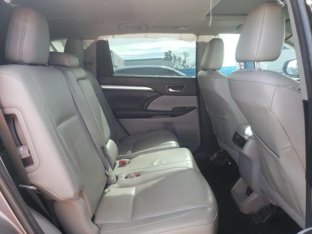 Photo 11 from auction – 2018 TOYOTA HIGHLANDER with VIN 5TDKZRFH2JS548242