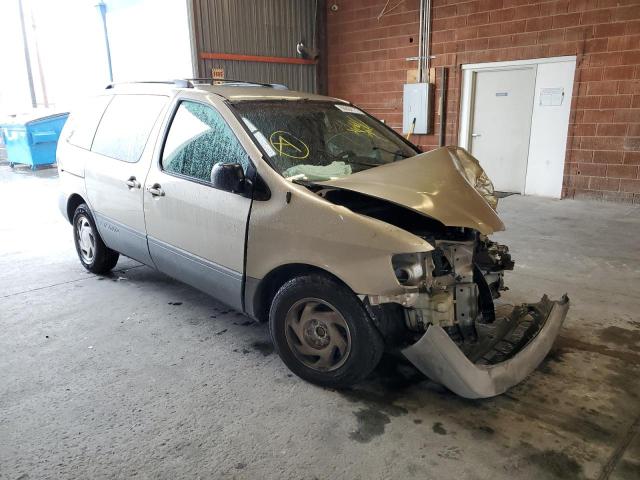 TOYOTA SIENNA LE 2000 with VIN 4T3ZF13C7YU315113 - Photo from auction