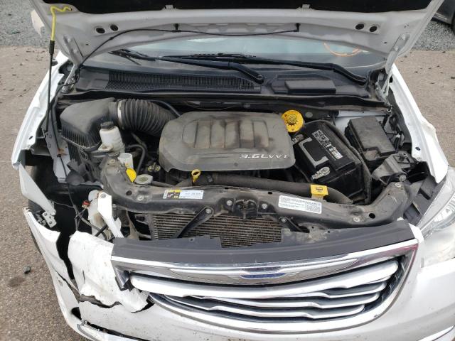 Photo 7 from auction – 2015 CHRYSLER TOWN & COU with VIN 2C4RC1CG3FR610244