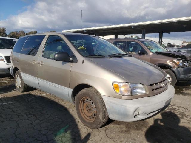 TOYOTA SIENNA CE 2000 with VIN 4T3ZF19C4YU220046 - Photo from auction